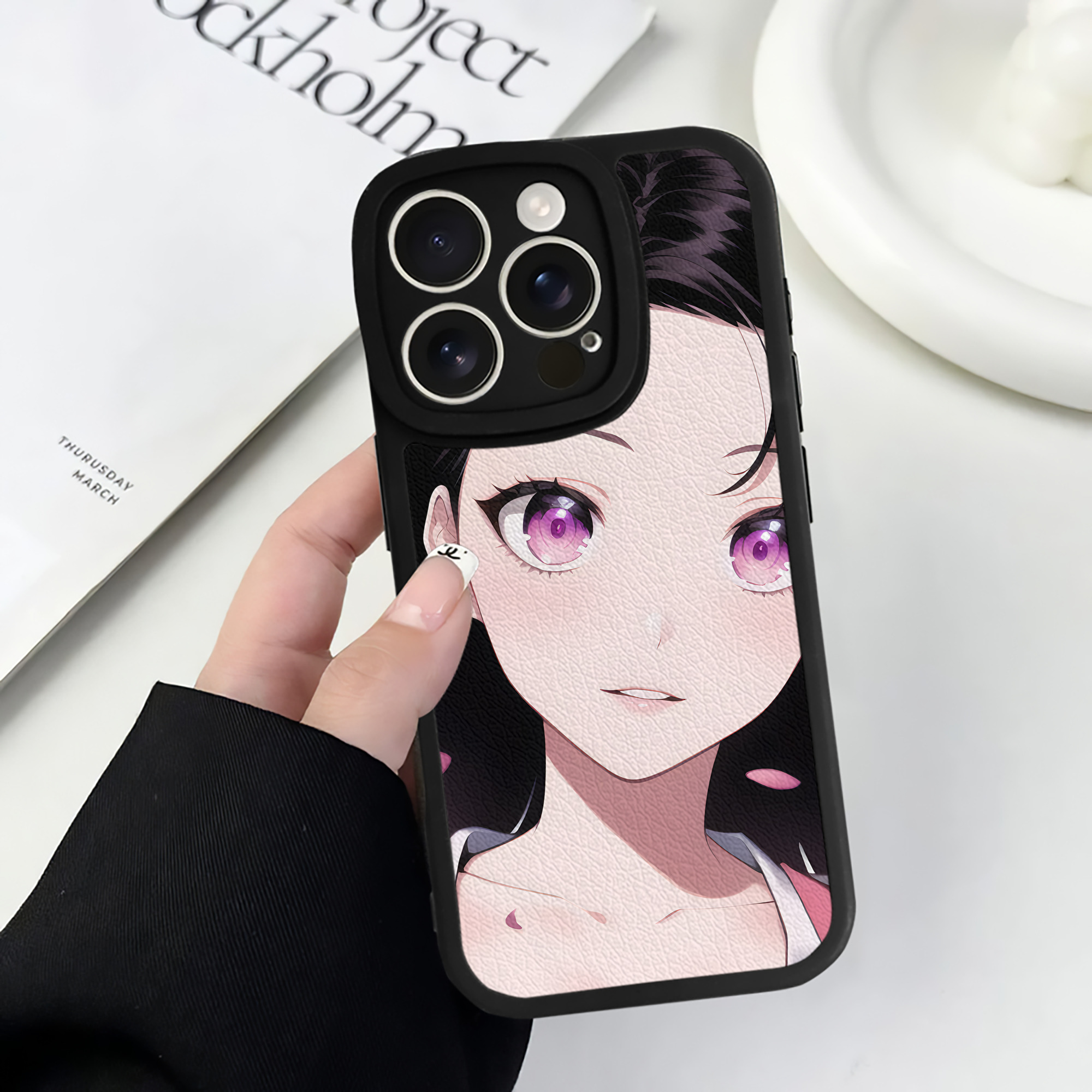 （画像用） 鬼滅の刃（きめつのやいば）竈門 禰󠄀豆子／かまど ねずこ Kamado Nezuko 【iPhone 16シリーズ対応】シリコンスマホケース（レザー調） 材質：シリコン